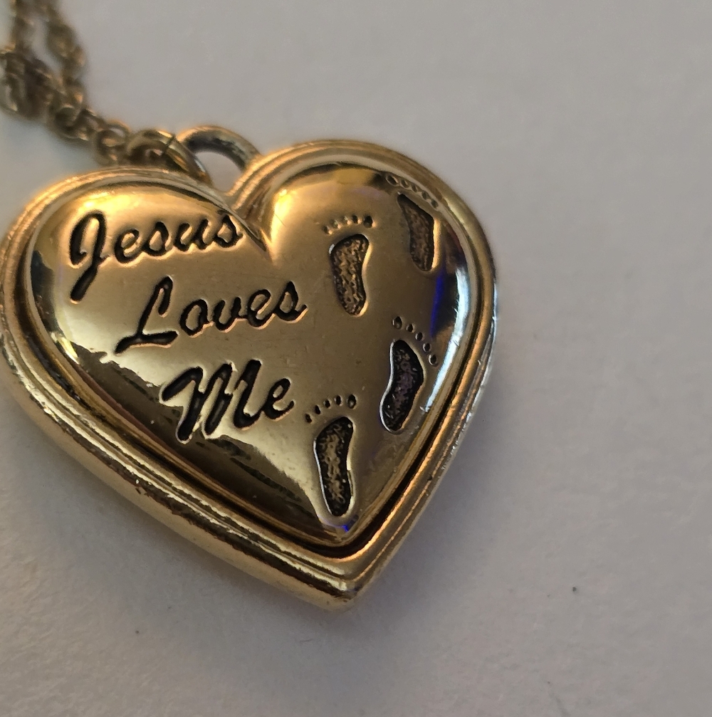 Avon Signed Vintage Jesus Loves Me Heart Pendant Necklace